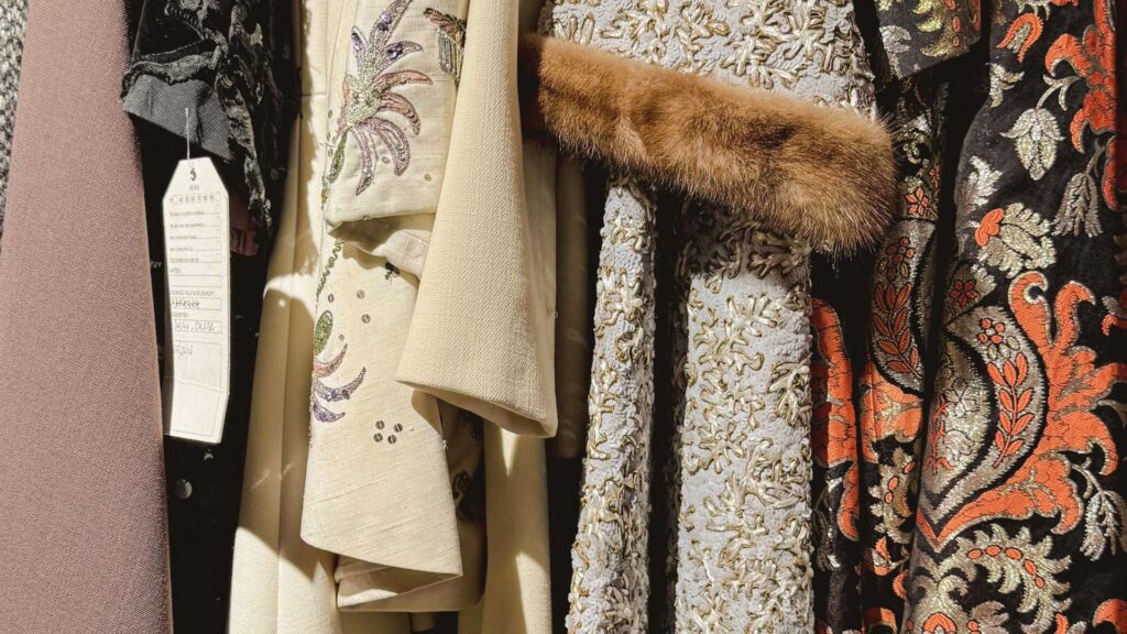 Immagini interne del negozio ANGELO Vintage Palace: dettagli di abiti