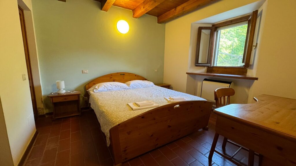 Diga di Ridracoli alloggio in mezzo al bosco_camera da letto